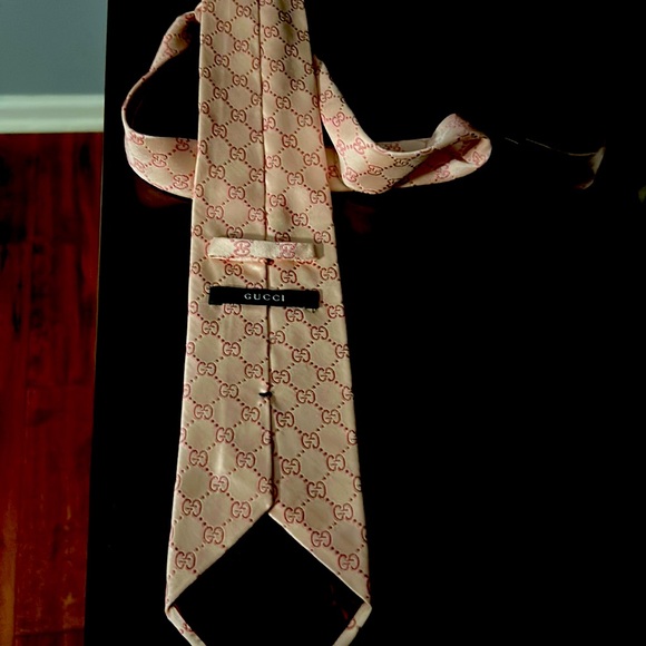 Authentic pink Gucci Tie. Excellent condition. Perfect for an event - Picture 1 of 6